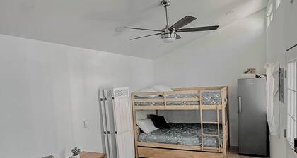The Sunland Hideaway -Spacious 4-bedroom house in tranquil Sunland Estates.
