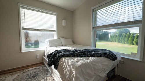 The Sunland Hideaway -Spacious 4-bedroom house in tranquil Sunland Estates.