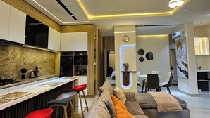 Un interior moderno con cocina, comedor y sala de estar.