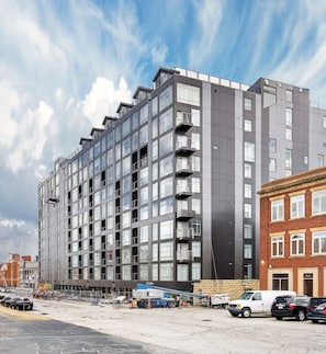 Exterior - Luxury 2BR Apartment Balcony, Gym & Parking (Cleveland)
