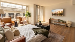 Room - Luxury 2BR Apartment Balcony, Gym & Parking (Cleveland)