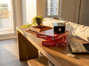 Games room - Luxury 2BR Apartment Balcony, Gym & Parking (Cleveland)