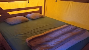 A single bed with a canopy, a green bedspread, and two pillows. - Couple Poco Novo Glamping Lodge in Loulé Algarve for 1-2 people (Loulé)