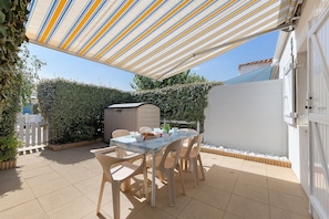 Outdoor dining - Holiday Home “Petite Perle” with Shared Pool, Terrace, and Air Conditioning (La Tranche-sur-Mer)