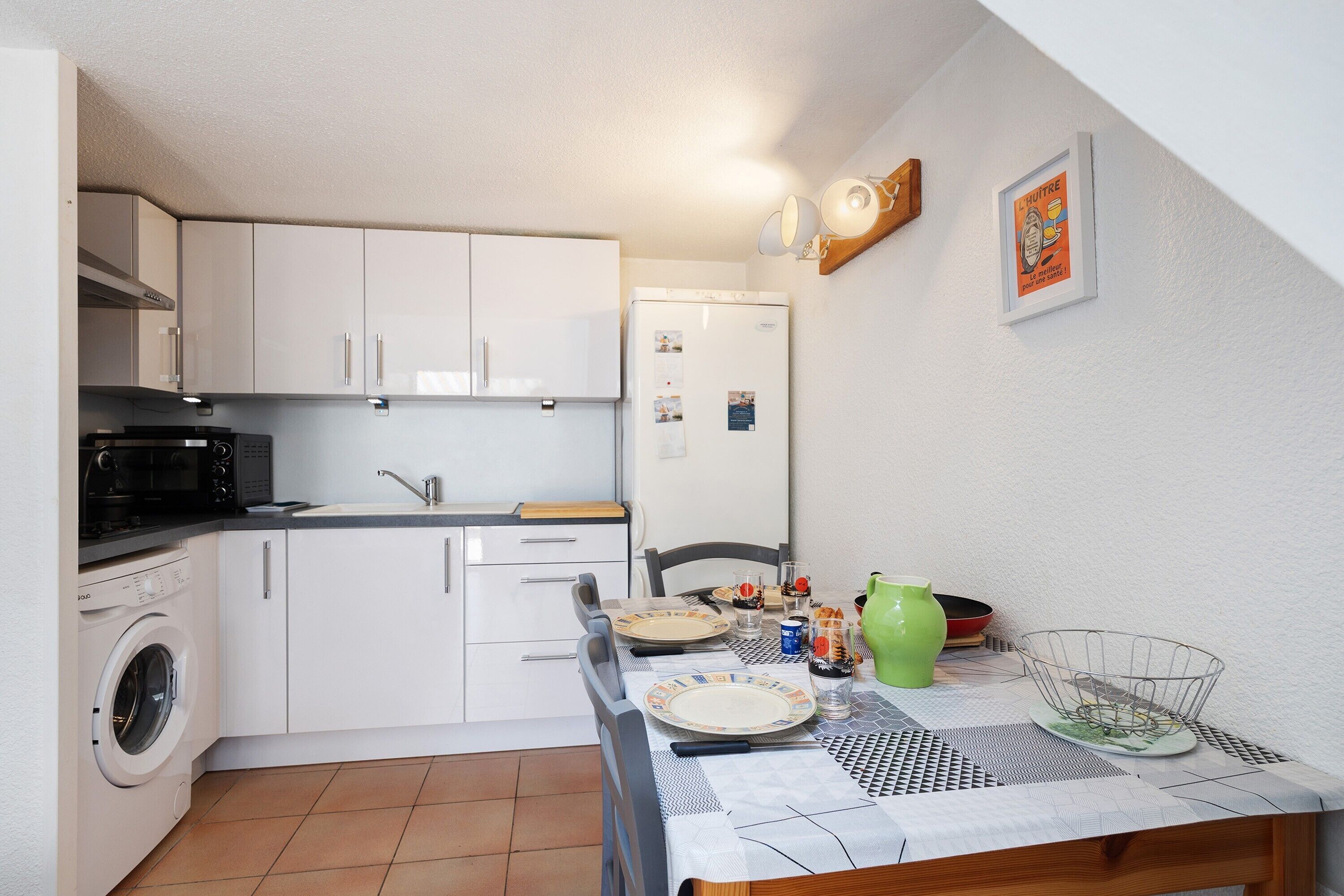Coffee/tea maker, fridge, oven, stovetop