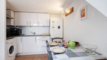 Coffee/tea maker, fridge, oven, stovetop