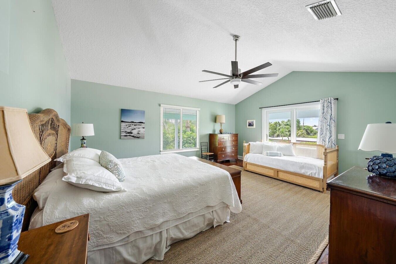 4 bedrooms, desk, WiFi, bed sheets