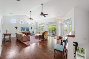 Living area - Sleeps 10 • Hot tub • Games • 5 Mins to Beach (Jupiter)