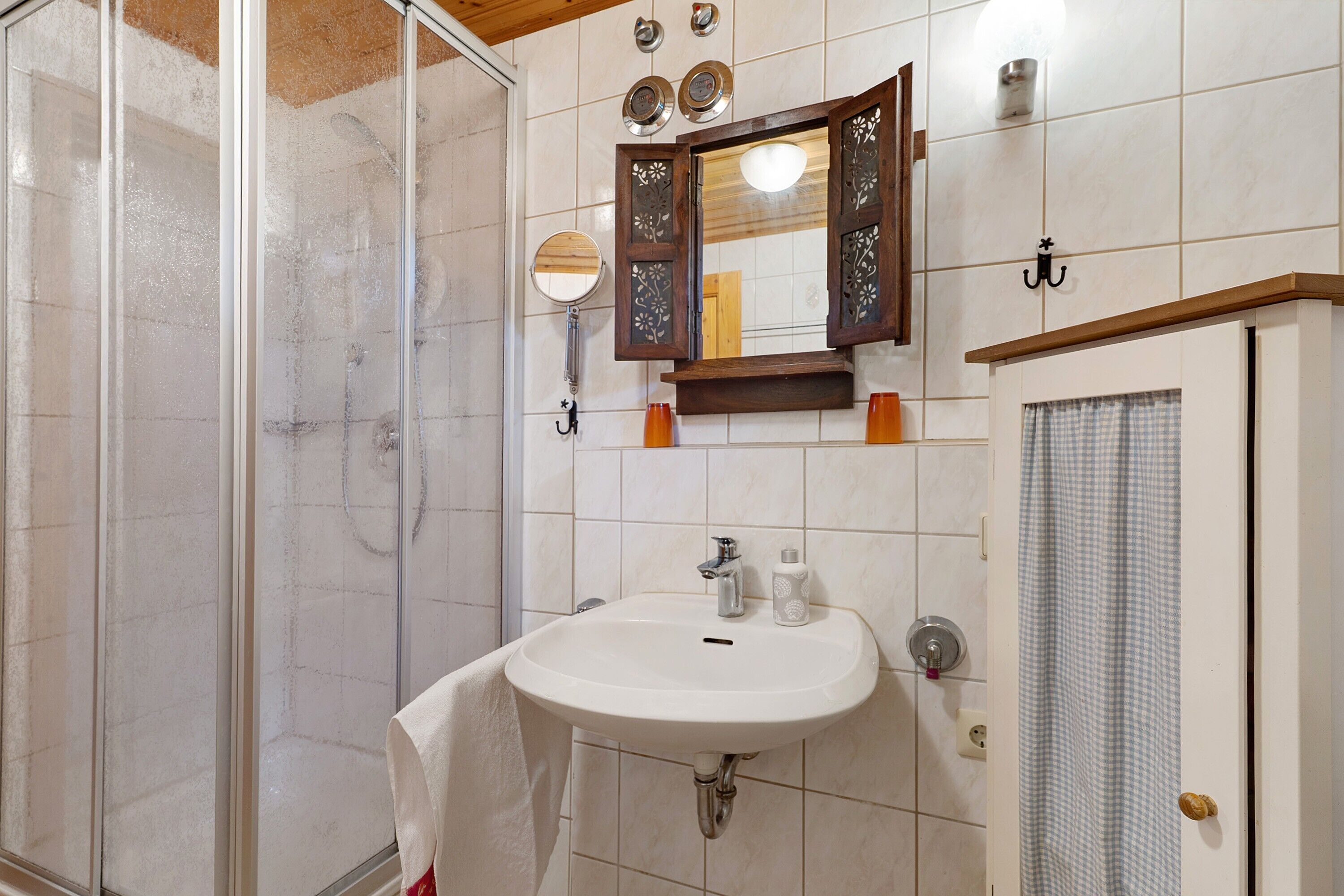 Dusche, Haartrockner, Handtücher