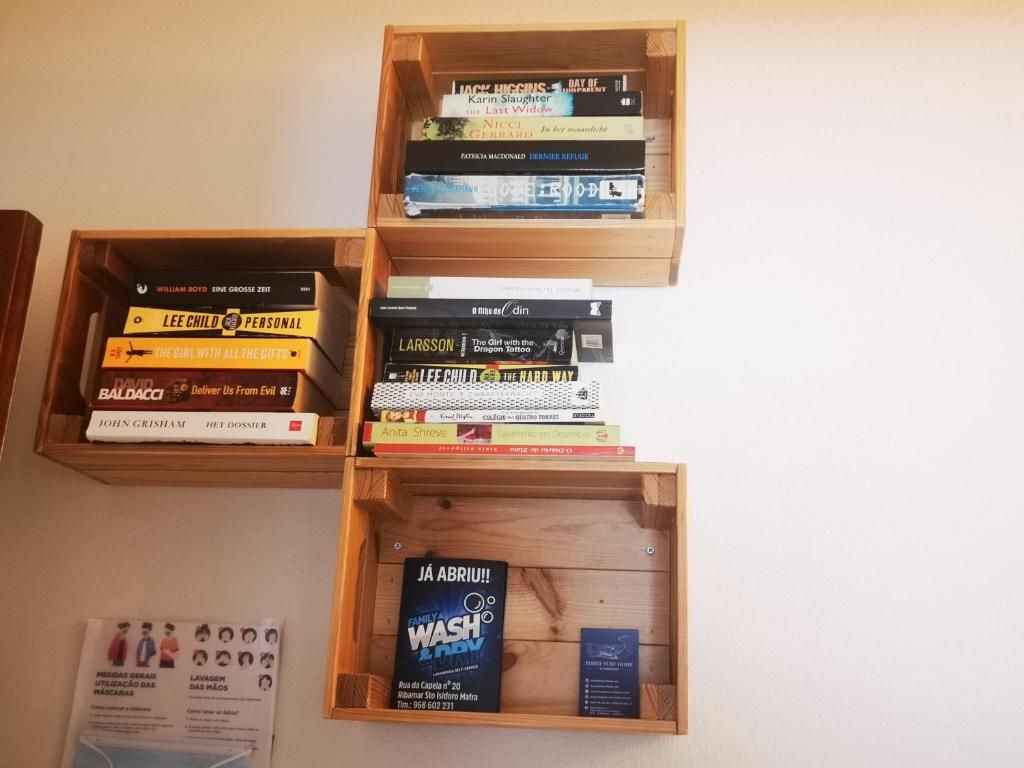 Bücherregal mit einer Auswahl an Büchern.