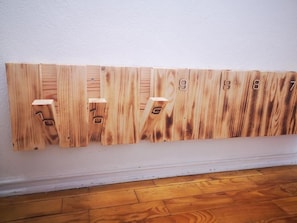 Un panel de madera con una serie de números y una pequeña estantería.