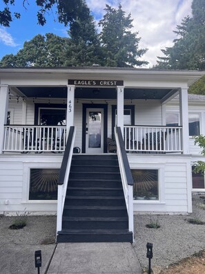Exterior detail - Cozy 2-bedroom house with the Columbia View that will take your breath away. (Stevenson)