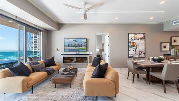 Condo, varias camas, balcón (Encantame Soleil R1204) | Área de sala de estar