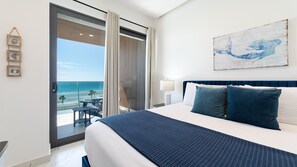 Kondominium, 1 Tempat Tidur King dengan tempat tidur Sofa (Encantame Soleil R502) | 1 kamar tidur, setrika/meja setrika, dan didekorasi berbeda-beda