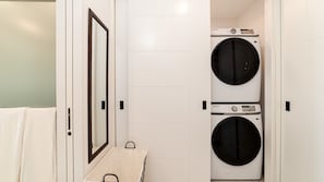 Kondominium, 1 Tempat Tidur King dengan tempat tidur Sofa (Encantame Soleil R502) | Laundry