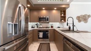 Kondominium, 1 Tempat Tidur King dengan tempat tidur Sofa (Encantame Soleil R502) | Dapur pribadi