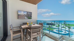 A balcony with a table, chairs, and a glass of beer. - Encantame Soleil (Puerto Peñasco)
