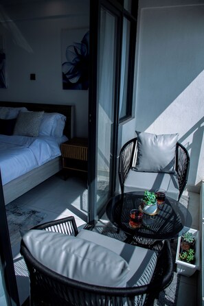 Een moderne slaapkamer met een bed, een nachtkastje en een raam.