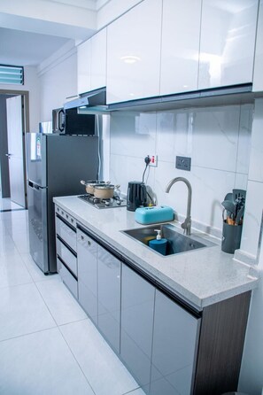 Eine moderne Küche mit Edelstahlgeräten, einem Backofen und einem Spülbecken mit Armatur.