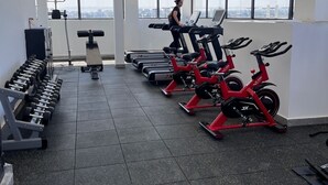 Ett gym med löpband, motionscyklar och hantlar.