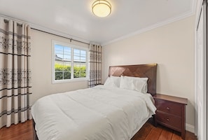 4 bedrooms, iron/ironing board, Internet, bed sheets - Beautiful 4-bedroom home, Comfortable, stylish and spacious (Baldwin Park)