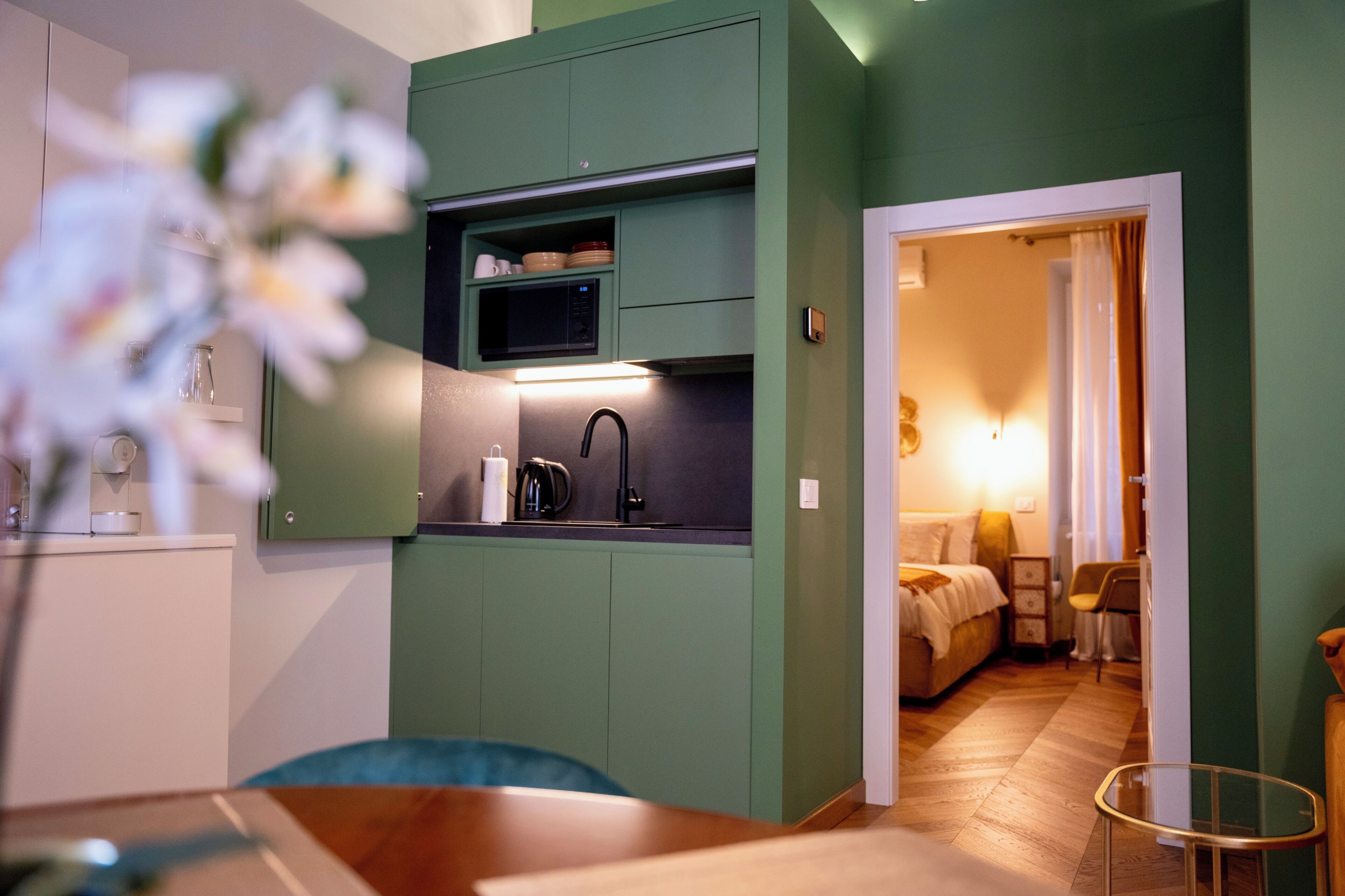 Un espacio habitable compacto con kitchenette, comedor y dormitorio.