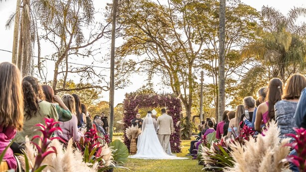 An outdoor wedding ceremony with guests seated on either side of a grassy aisle. - in Jarinu with 4 bathrooms (Jarinu)