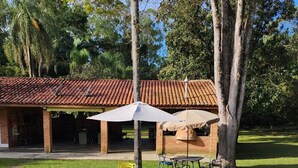A patio area with a round table, chairs, and a decorative tile centerpiece. - in Jarinu with 4 bathrooms (Jarinu)