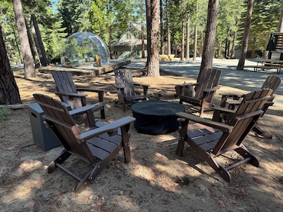Tiny Tranquil cabin, community hot tub & dry sauna in Lake Davis, Portola