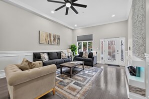 Living area - Luxury Queens Village - 4Br 4.5Ba - Rooftop Patio (Philadelphia)