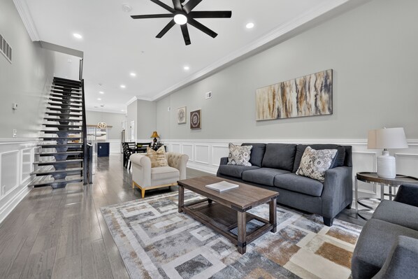 Living area - Luxury Queens Village - 4Br 4.5Ba - Rooftop Patio (Philadelphia)
