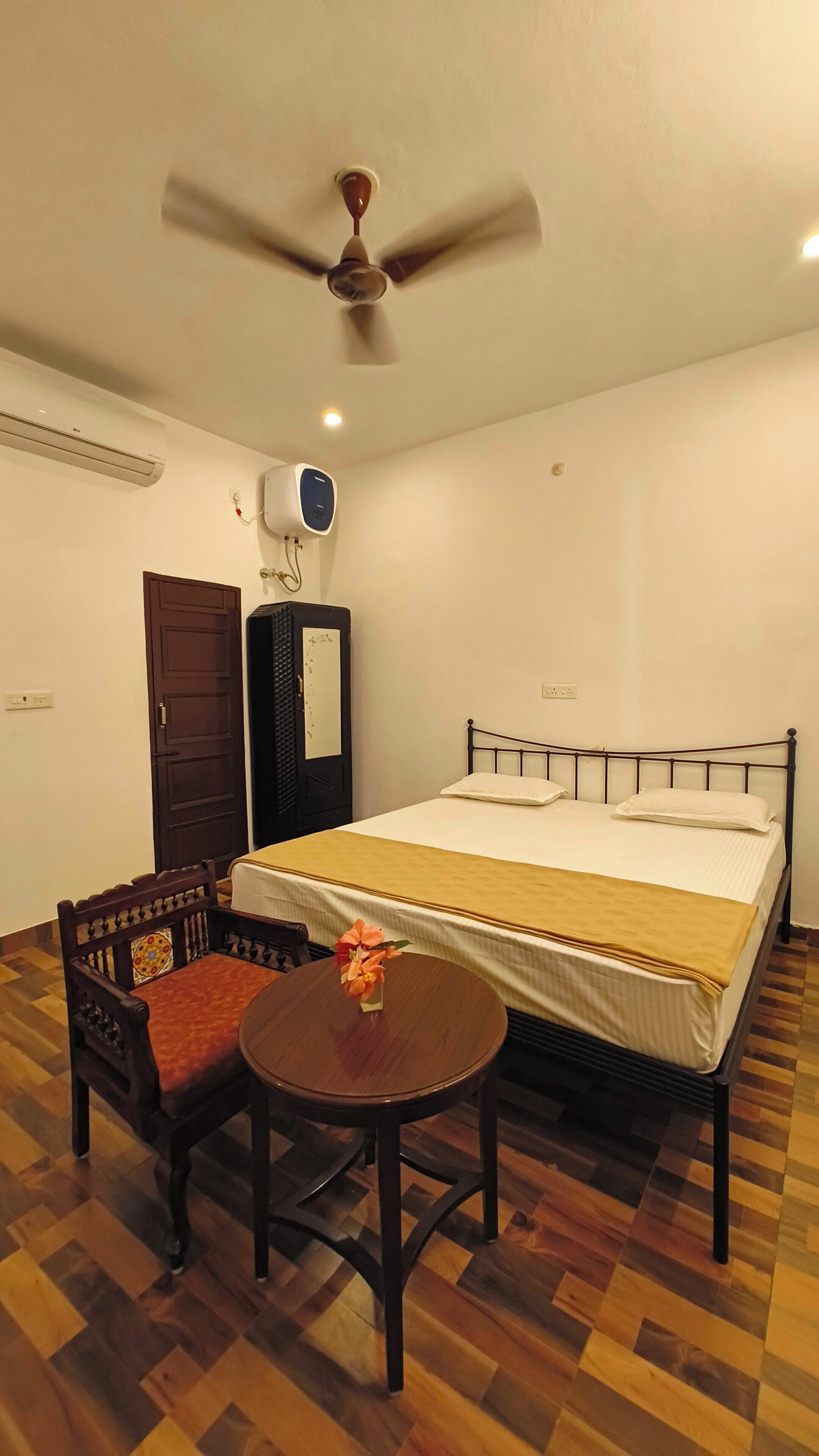 6 bedrooms, iron/ironing board, WiFi, bed sheets