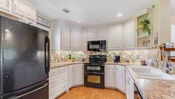 Coffee/tea maker, fridge, microwave, oven