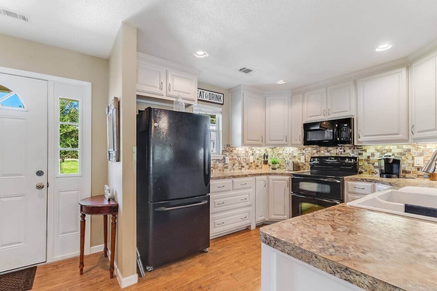 Coffee/tea maker, fridge, microwave, oven