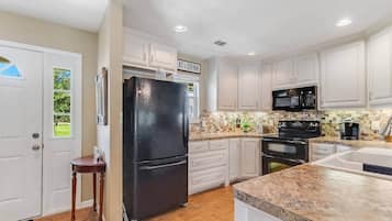 Coffee/tea maker, fridge, microwave, oven