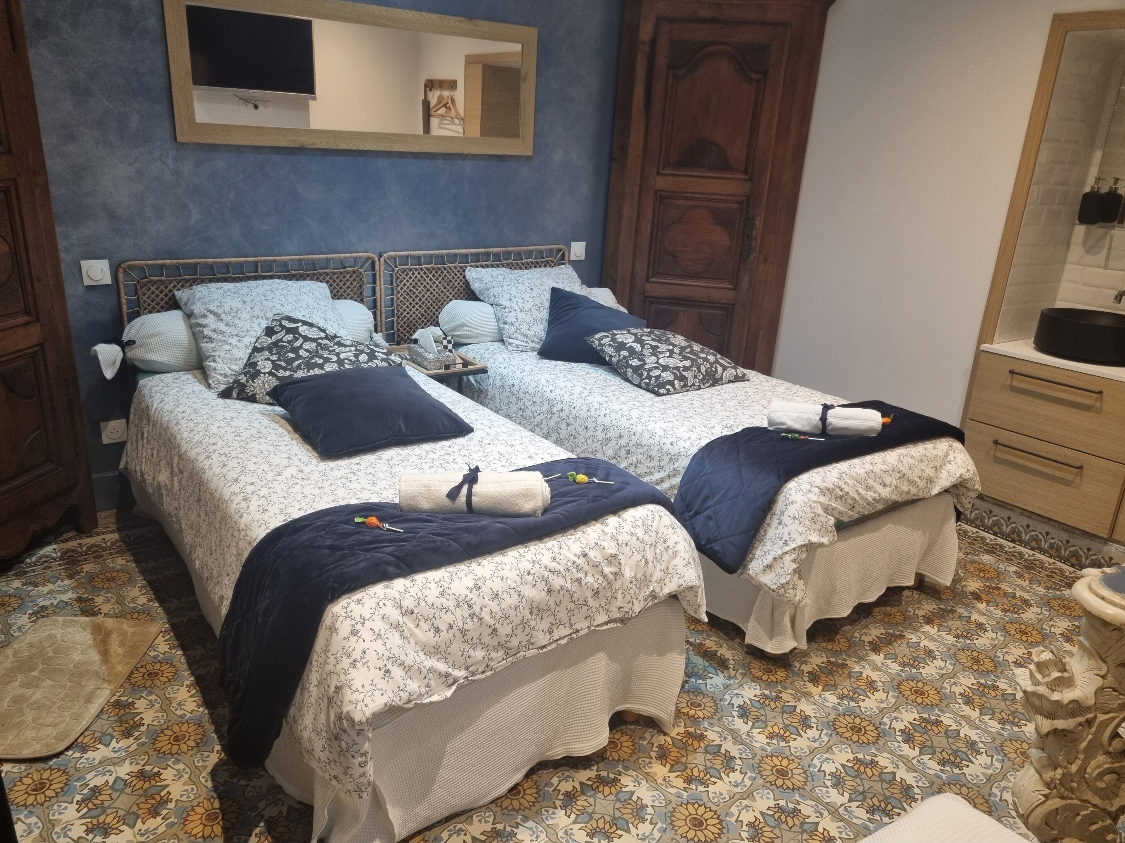 Iron/ironing board, internet, bed sheets