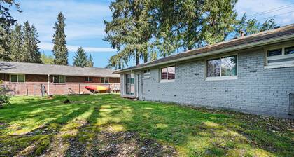 Fantastic Haven-Close to JBLM & Hospital, Sleeps 6