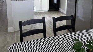 Kaffe-/temaskine, køleskab, mikrobølgeovn, ovn