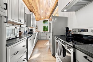 Private kitchen - Treetop Retreat - MTB Oasis-0.8mi to Tunnel Vision (Bella Vista)