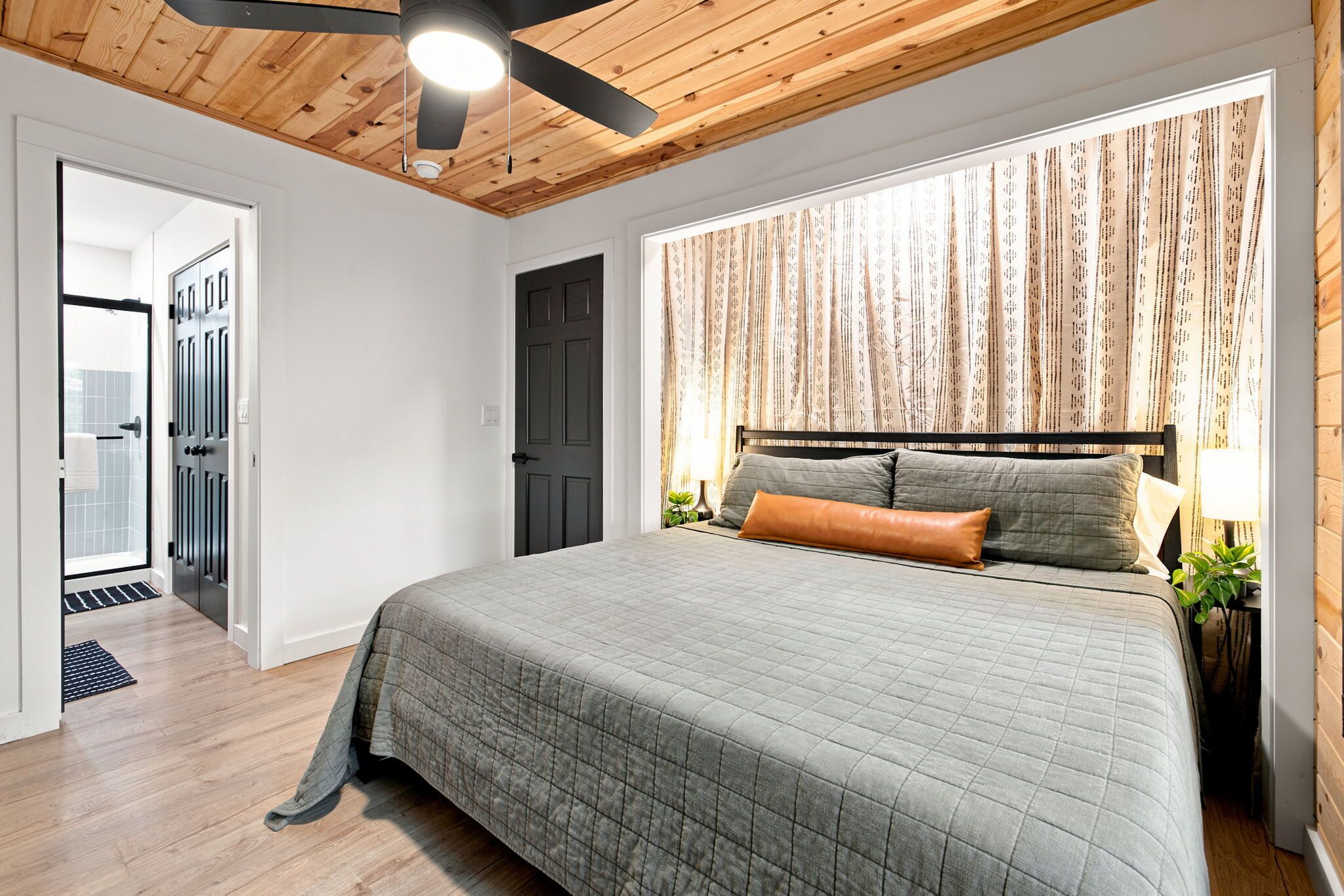 Desk, iron/ironing board, WiFi, bed sheets