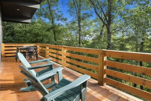 Outdoor dining - Treetop Retreat - MTB Oasis-0.8mi to Tunnel Vision (Bella Vista)