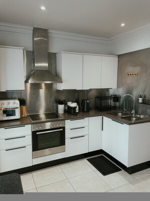 Coffee/tea maker, fridge, microwave, oven - One Bed Apt | Modern | Cozy | Secure | Sea Point (Cape Town)