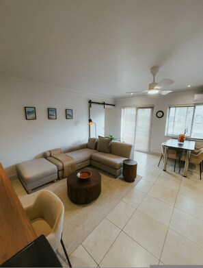 TV, offices - One Bed Apt | Modern | Cozy | Secure | Sea Point (Cape Town)