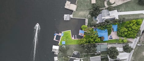 Oversigtsbillede af et boligområde med en bro, swimmingpool og forskellige bygninger.