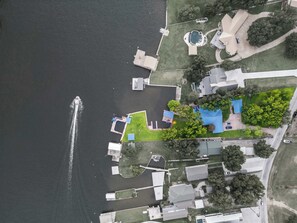 An aerial view of a residential area with a dock, swimming pool, and various buildings. - Lakeshore Retreat | Pool, Spa & Private Peninsula (Kingsland)