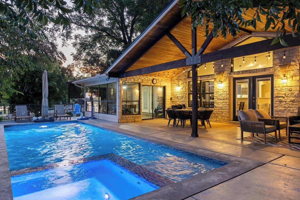 Outdoor pool, a heated pool
