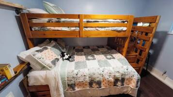2 bedrooms, iron/ironing board, WiFi, bed sheets