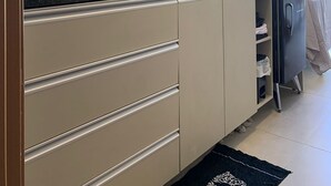 Et moderne køkken med mikrobølgeovn, komfur og køleskab.