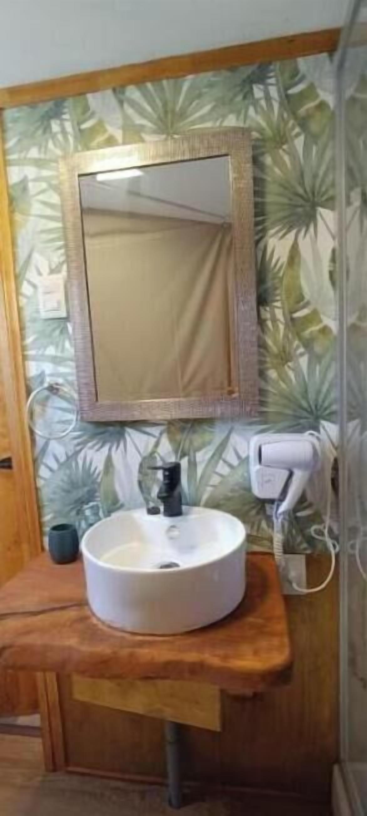 Een douche, een haardroger, handdoeken, zeep