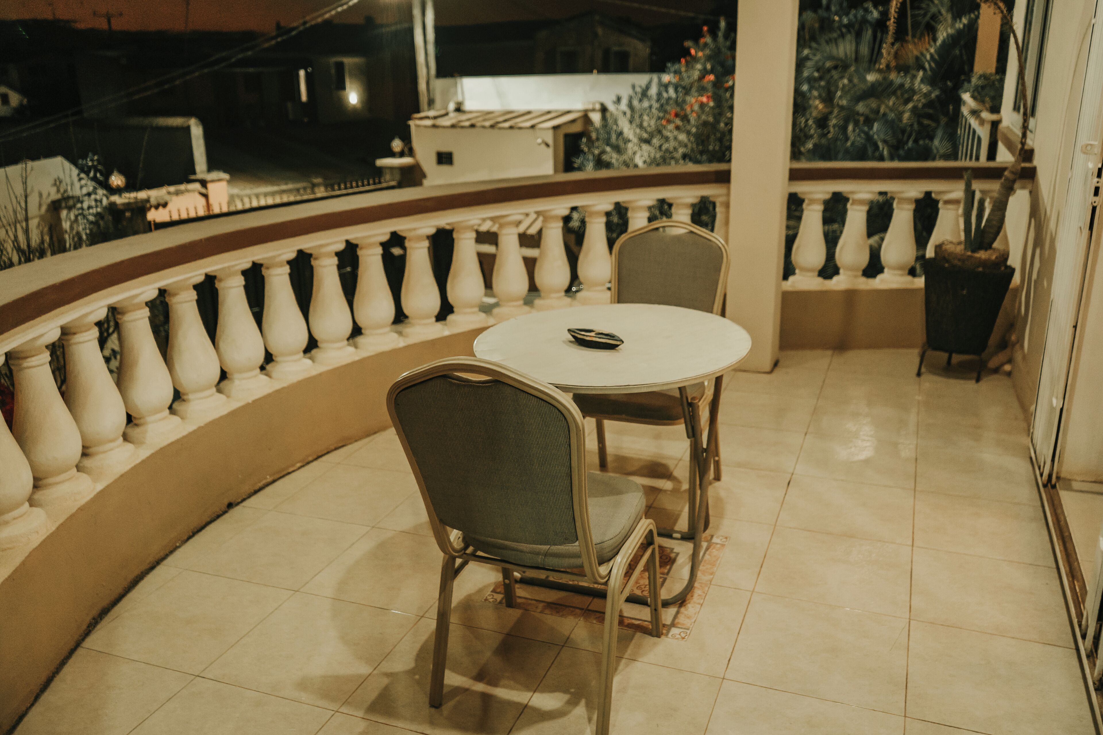 Habitación cuádruple Confort, 2 camas de matrimonio, balcón, vistas al patio | Restaurante al aire libre